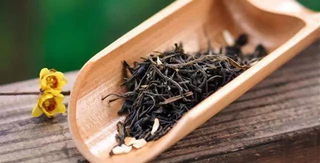 鞋子有异味如何去除呢,鞋子发潮有异味怎么办