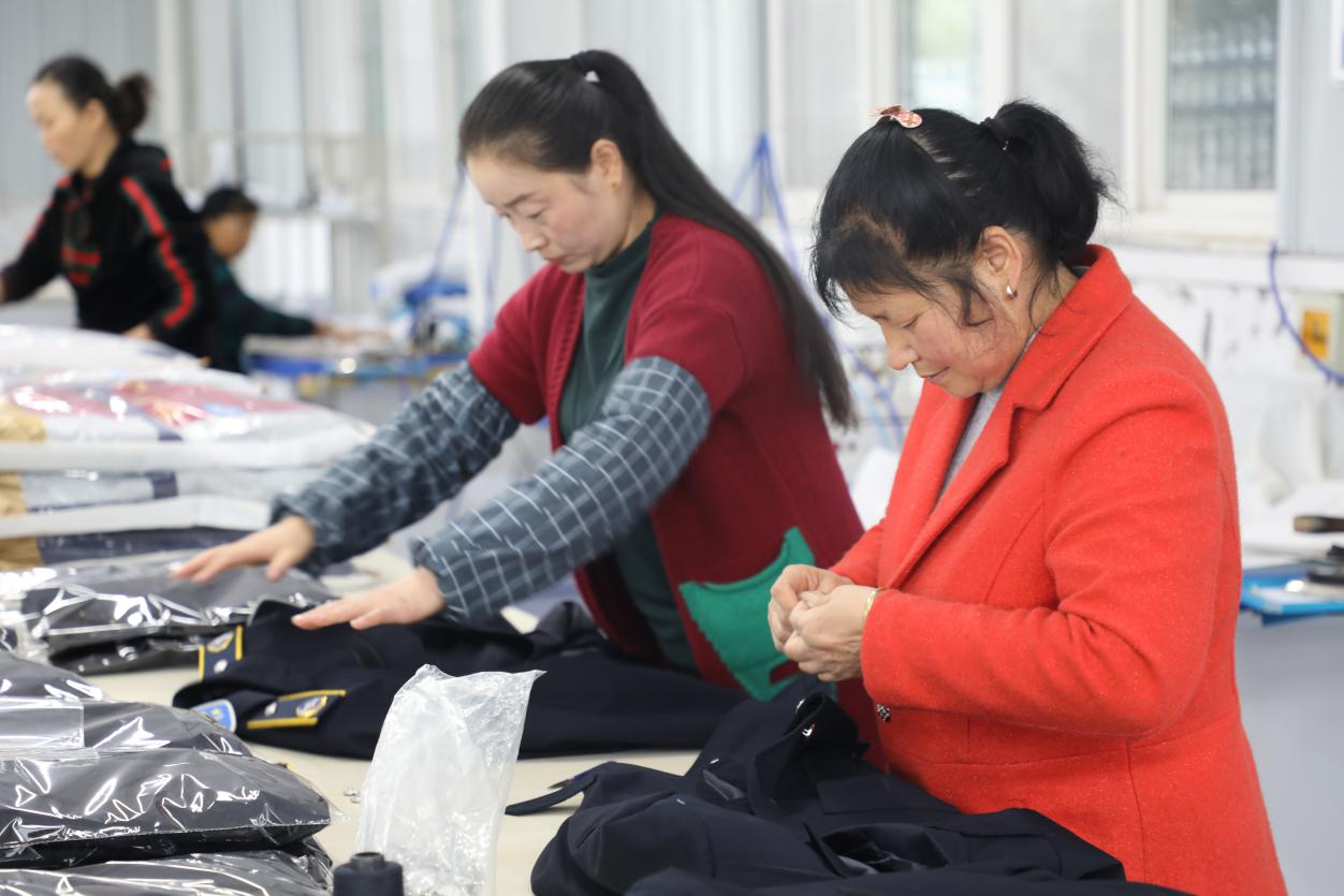 陕西杨陵：一台缝纫机奏响致富曲