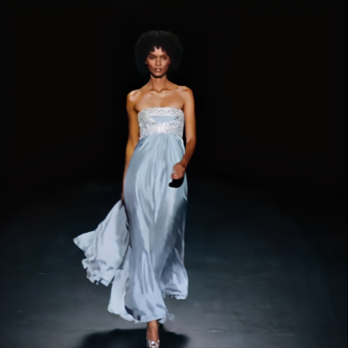 “割礼”惨无人寰的陋习，*害迫**着女性身体，震撼人心《沙漠之花》