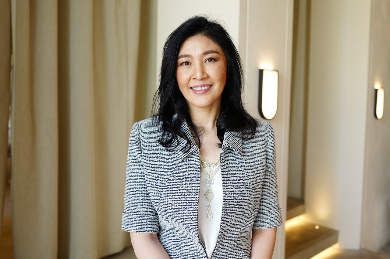 53岁泰国前总理英拉好年轻啊！穿爱马仕拖鞋逛超市，一身都是名牌