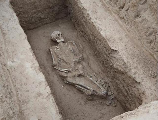 陕西挖出7000年前少女，曾被上百人*攻围**，专家：只因为她是石女