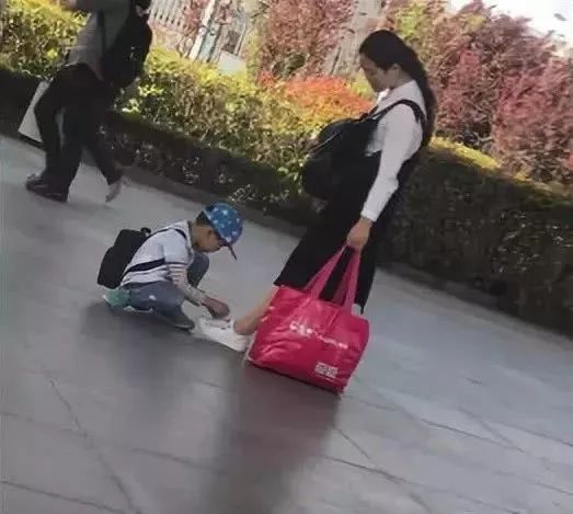 男子在宜家脱鞋试睡,宜家蹭睡为什么不能驱赶