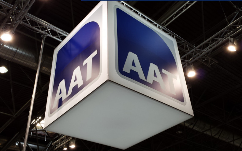 老人残疾人爬楼自动轮椅,老年残疾人上下楼梯神器