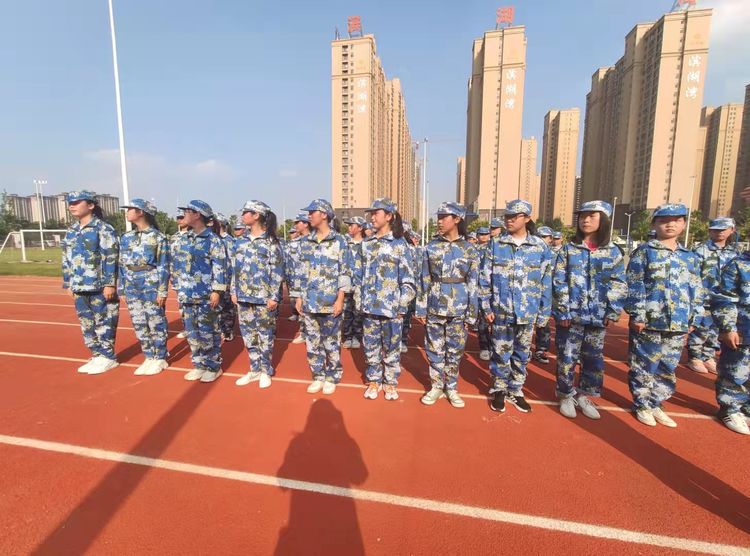 青春在磨砺中成长新高一军训,青春飞扬军训