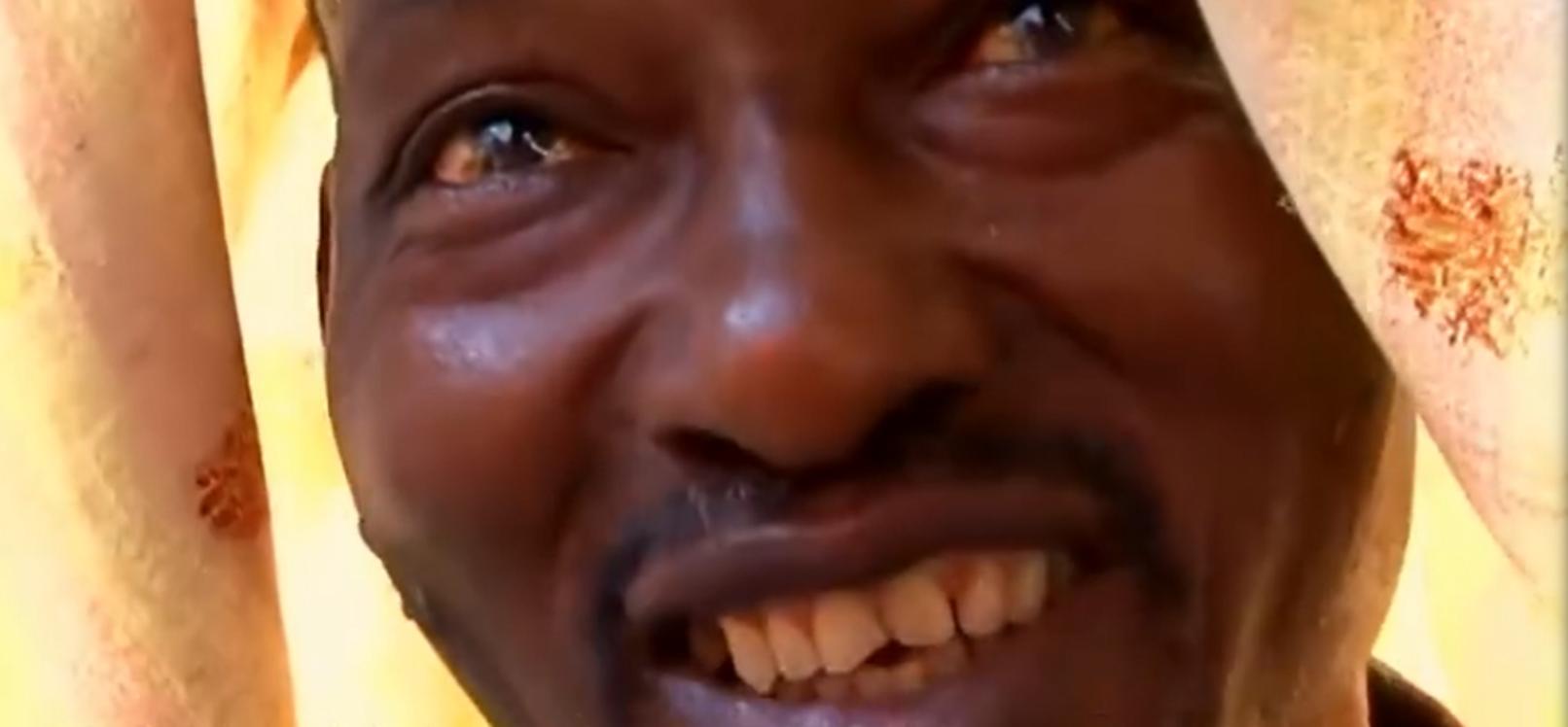 非洲货船严重超载，1700人挤在上面没有厕所，晚上开船用手电照明