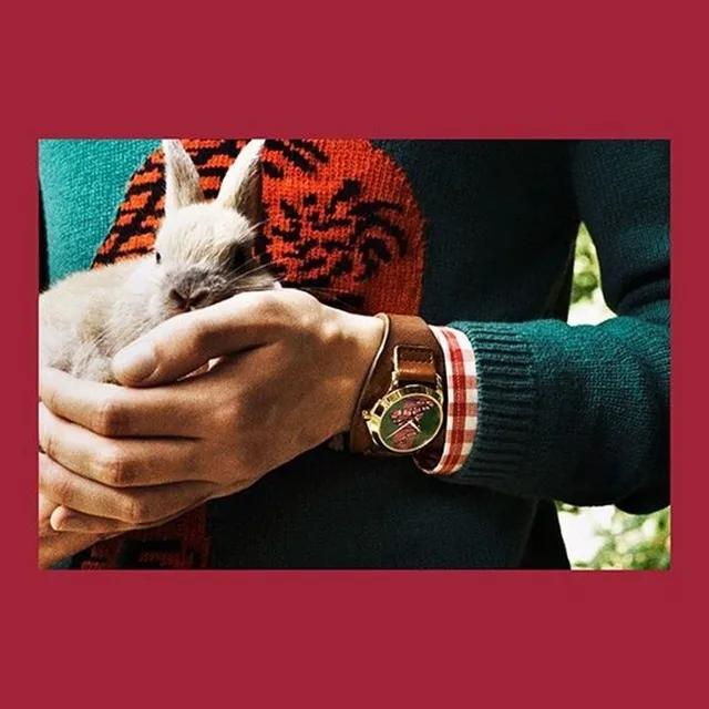 现在的女生喜欢戴玉佩还是项链,现在女孩子都流行戴什么项链