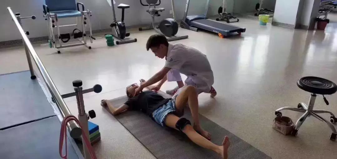 关注脊柱侧弯让孩子少走弯路,关注纠正驼背的锻炼方法