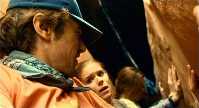 又渴又疼!手臂被石头卡住五天五夜?这部电影告诉你如何断臂求生