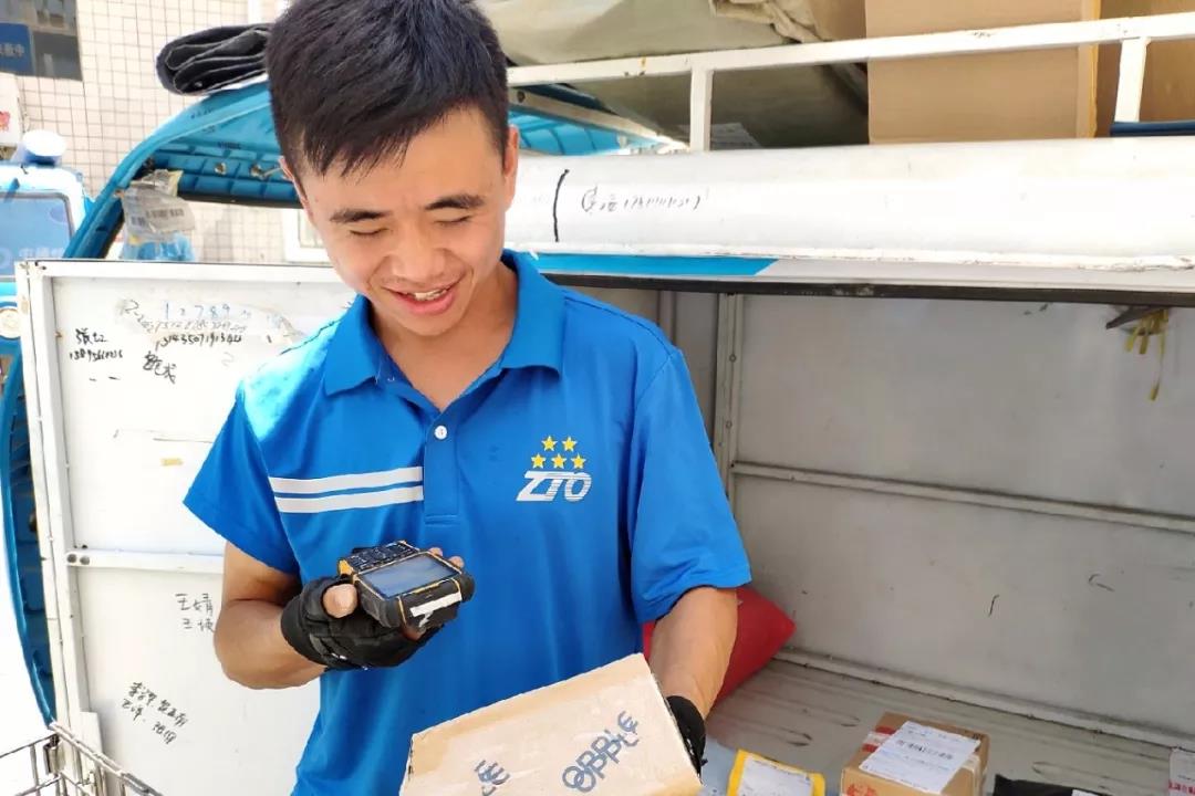 五星快递员收入 (快递员月入过万一天要送几个小时)