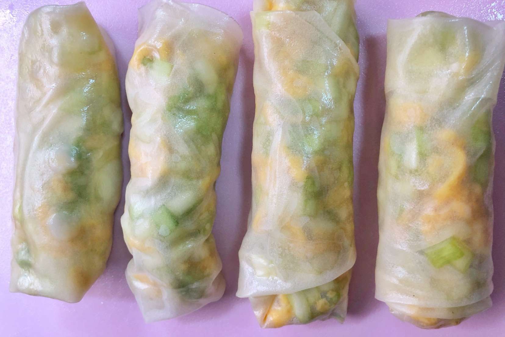 剩的饺子皮别扔这样做比春卷好吃,剩下的饺子皮怎么做才好吃