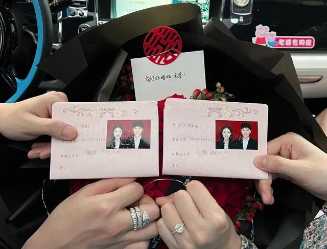 “小猪先生”送娇妻“兜儿”假婚戒，前妻再爆劳斯莱斯也是假的