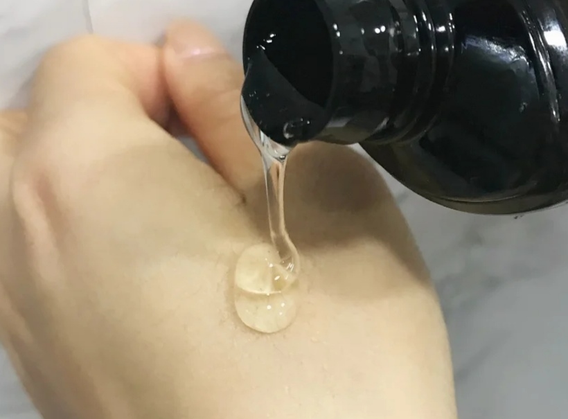 卡诗黑钻洗发水是什么颜色的质地,卡诗黑钻钥源和凝时洗发水的区别