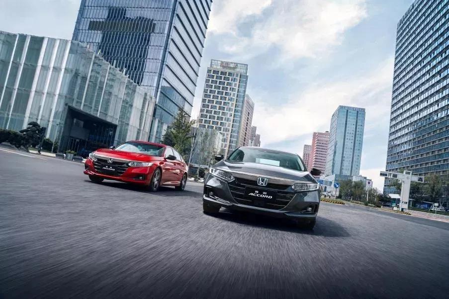 凯美瑞2.0和雅阁1.5t哪个更值得买,对比雅阁后来还是选择了亚洲龙