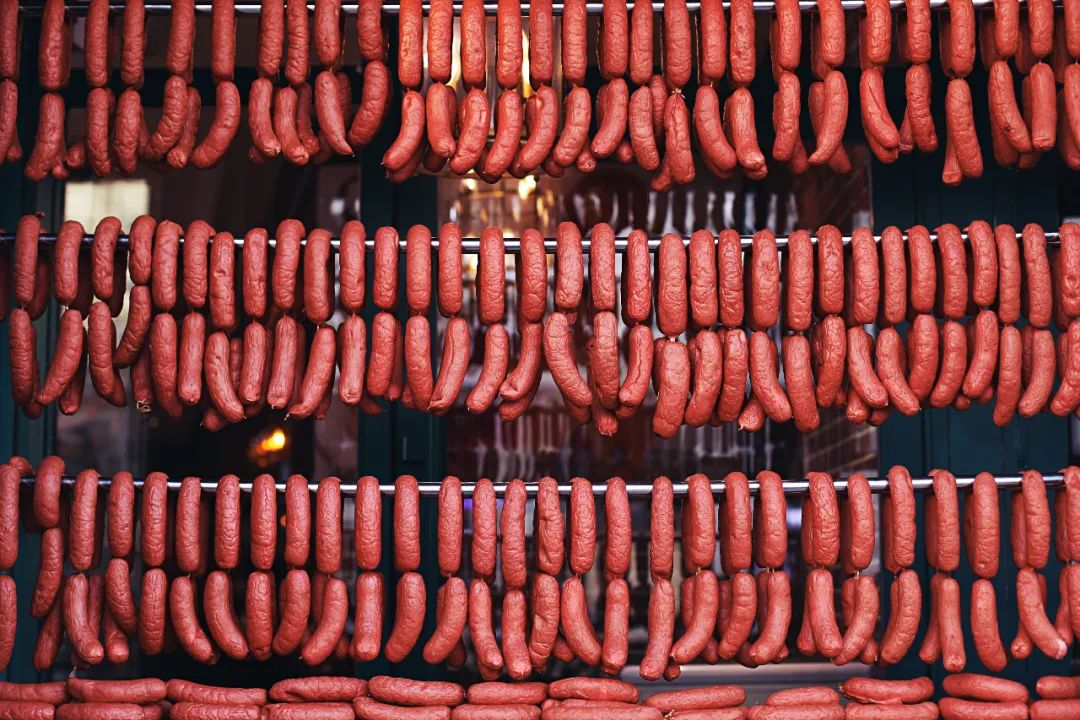 哈尔滨排队买红肠,哈尔滨商委红肠凌晨排队视频