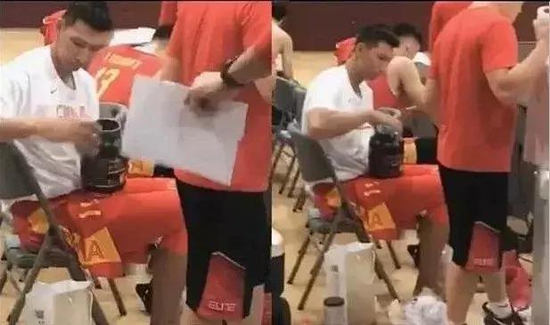 易建联训练间隙喝蛋白粉,易建联喝蛋白粉是什么牌子