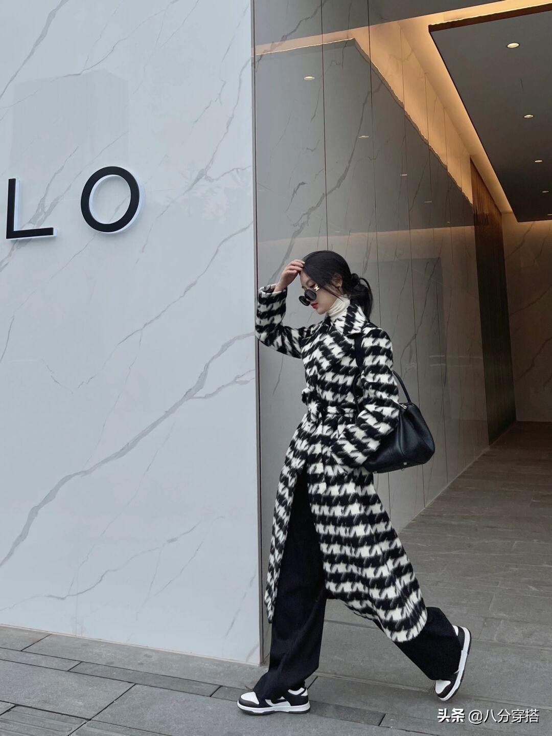 冬天“千鸟格大衣”怎么穿才高级？看看这些穿搭示范，保暖又显瘦