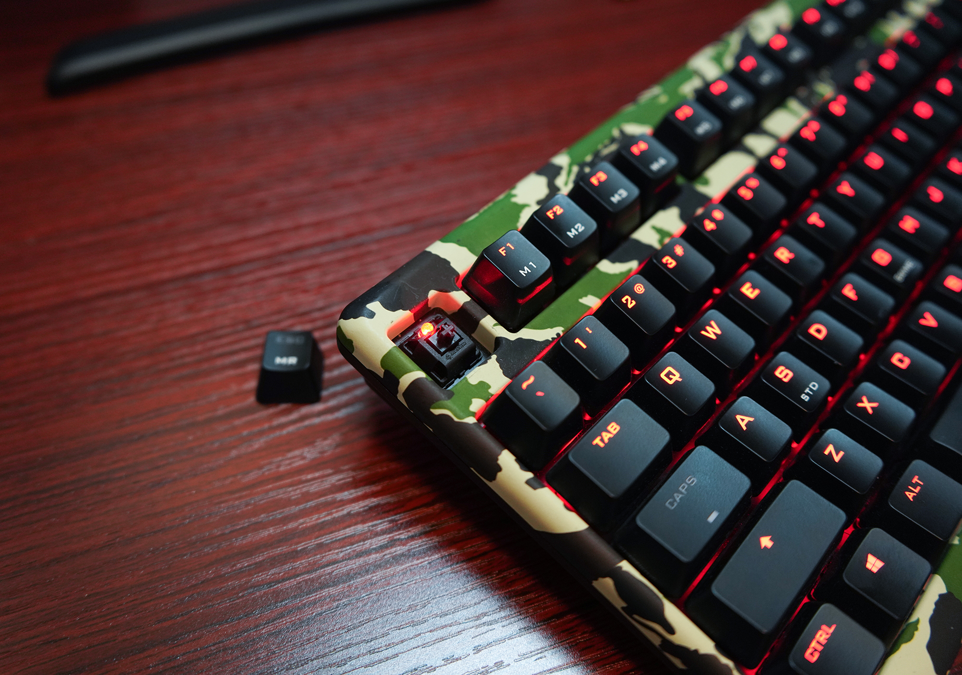 这套花费超过2W的桌面看起来是如此朴素