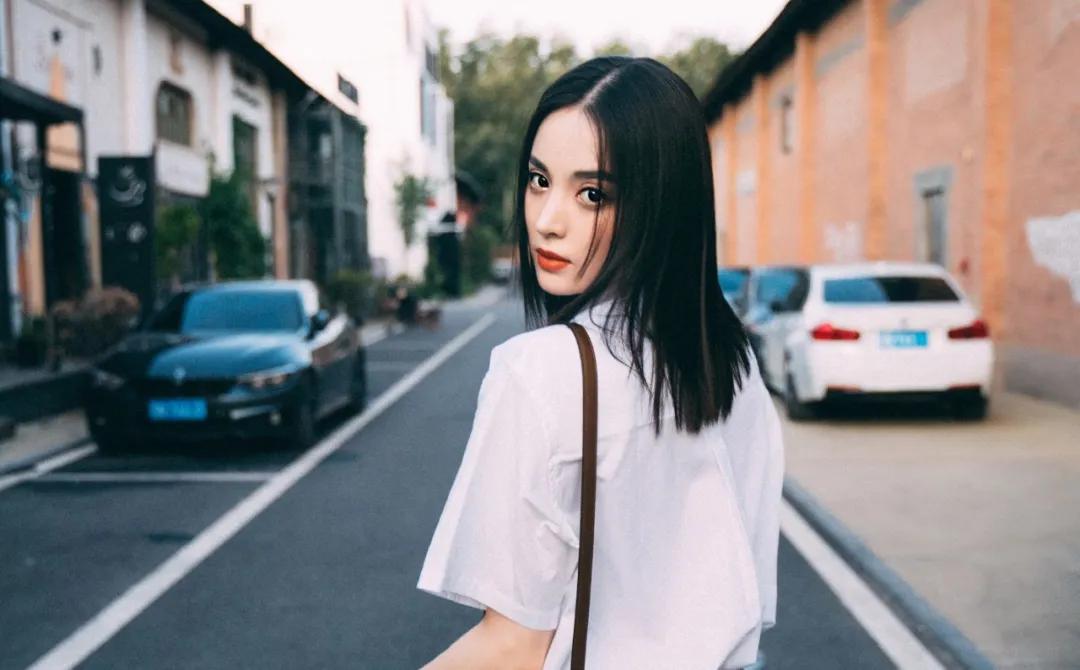 周雨彤的穿搭白衬衫,周雨彤刘雯钟楚曦