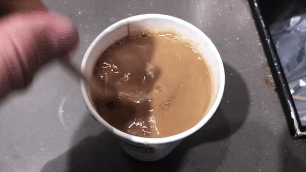 这个咖啡发明非常酷,据说每年能节约4亿根搅拌棒~