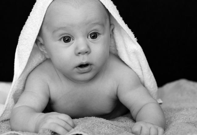 宝宝认识母亲,给宝宝按摩有助于生长发育