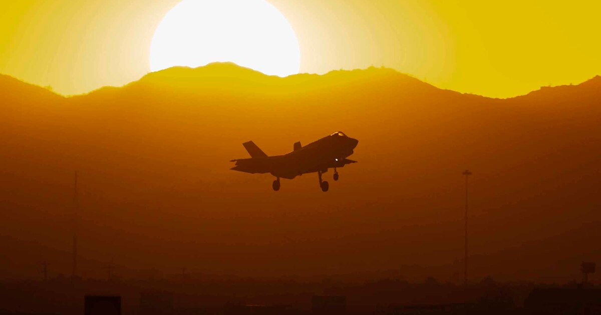 f35全球首款第五代隐身舰载机,美国最先进战机f35问题频出