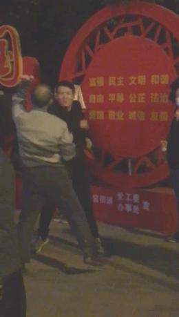 街头健身有些人不懂健身就瞎练,农村大爷习武健身一身肌肉