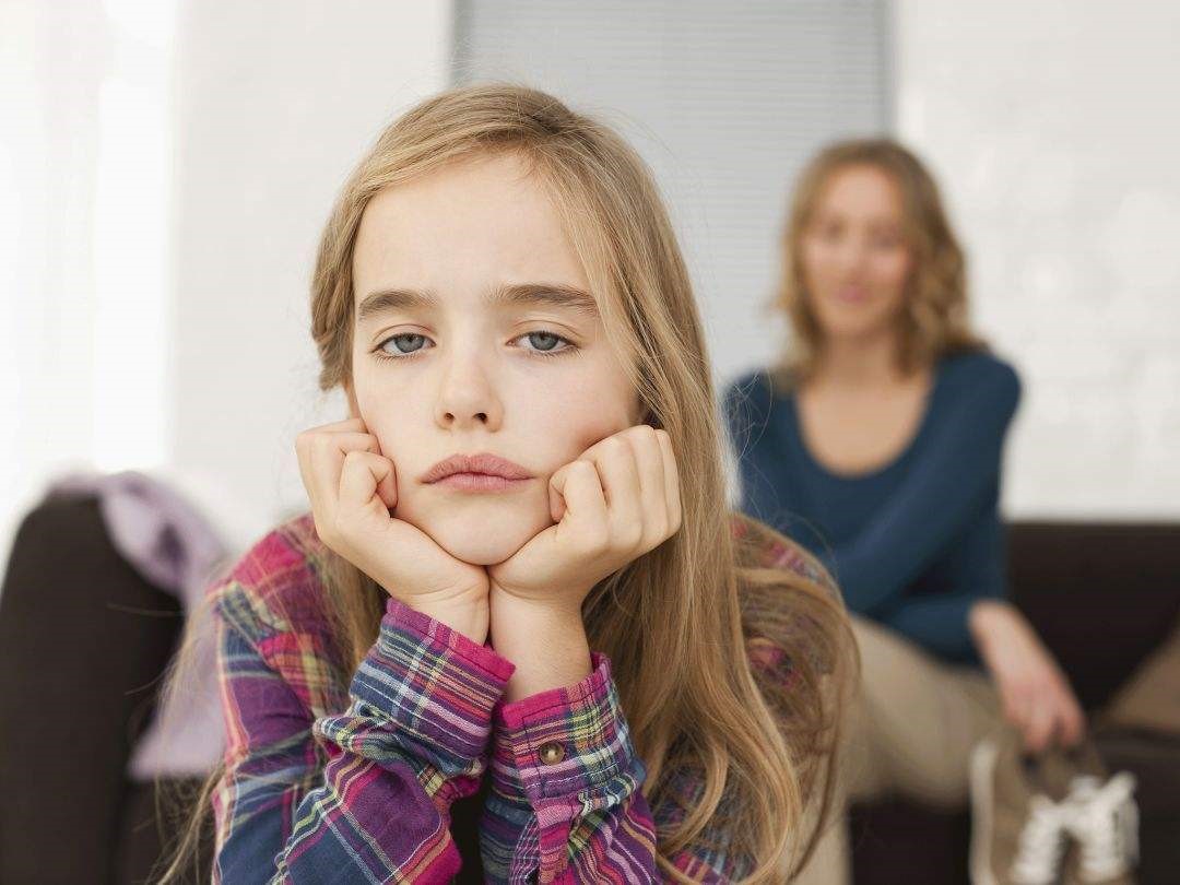 一遇到困难就崩溃，孩子“抗压能力差”的真正原因，父母该反思