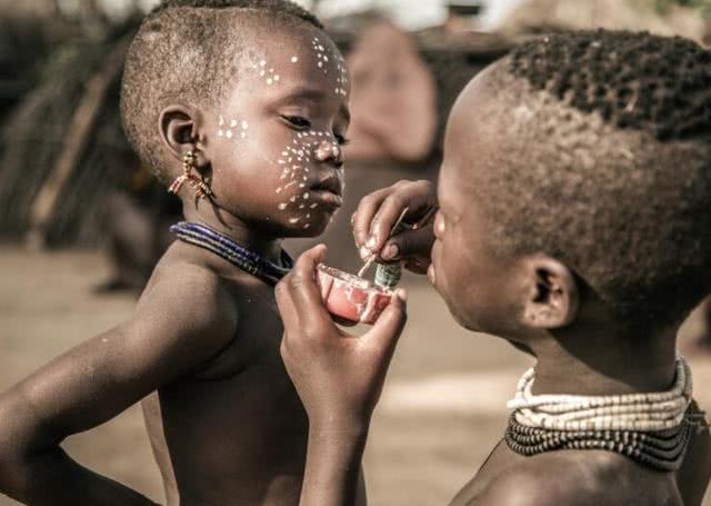 非洲哪些国家有钱?爸妈给孩子买金沙当玩具,国人都愣了!