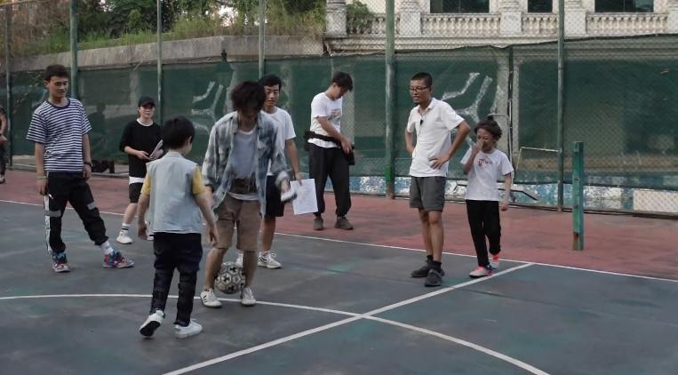 鹿晗踢足球被小朋友撕名牌,鹿晗和吴磊打戏扔手榴弹