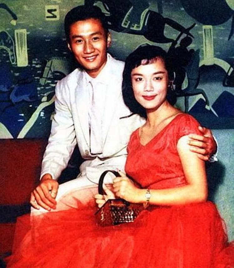 一生风流,也曾因被甩而痛哭,谢霆锋老爸才是真情圣