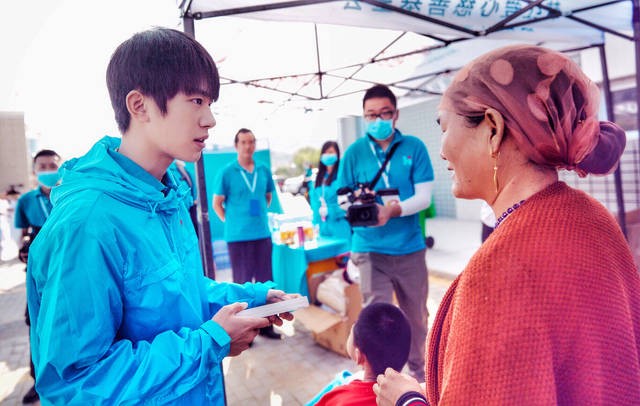 栾树韩红许志安,许志安和韩红接吻图片