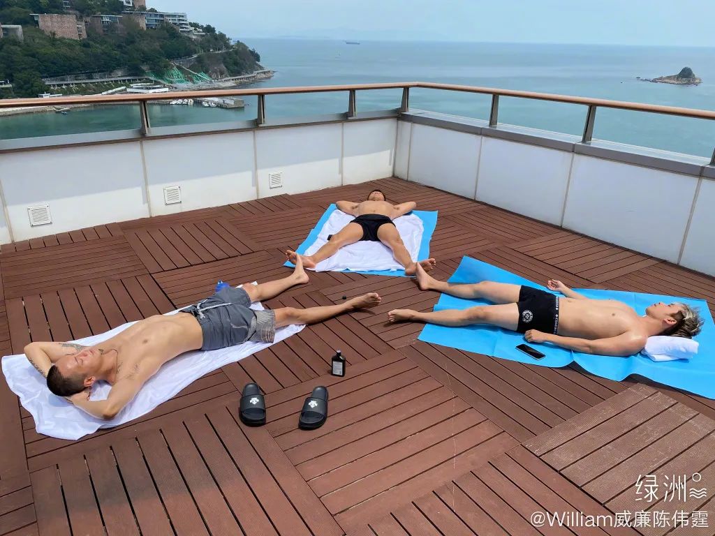 秦海璐晒到脱皮，陈伟霆晒成炭黑色，三角涂抹抗UV护理