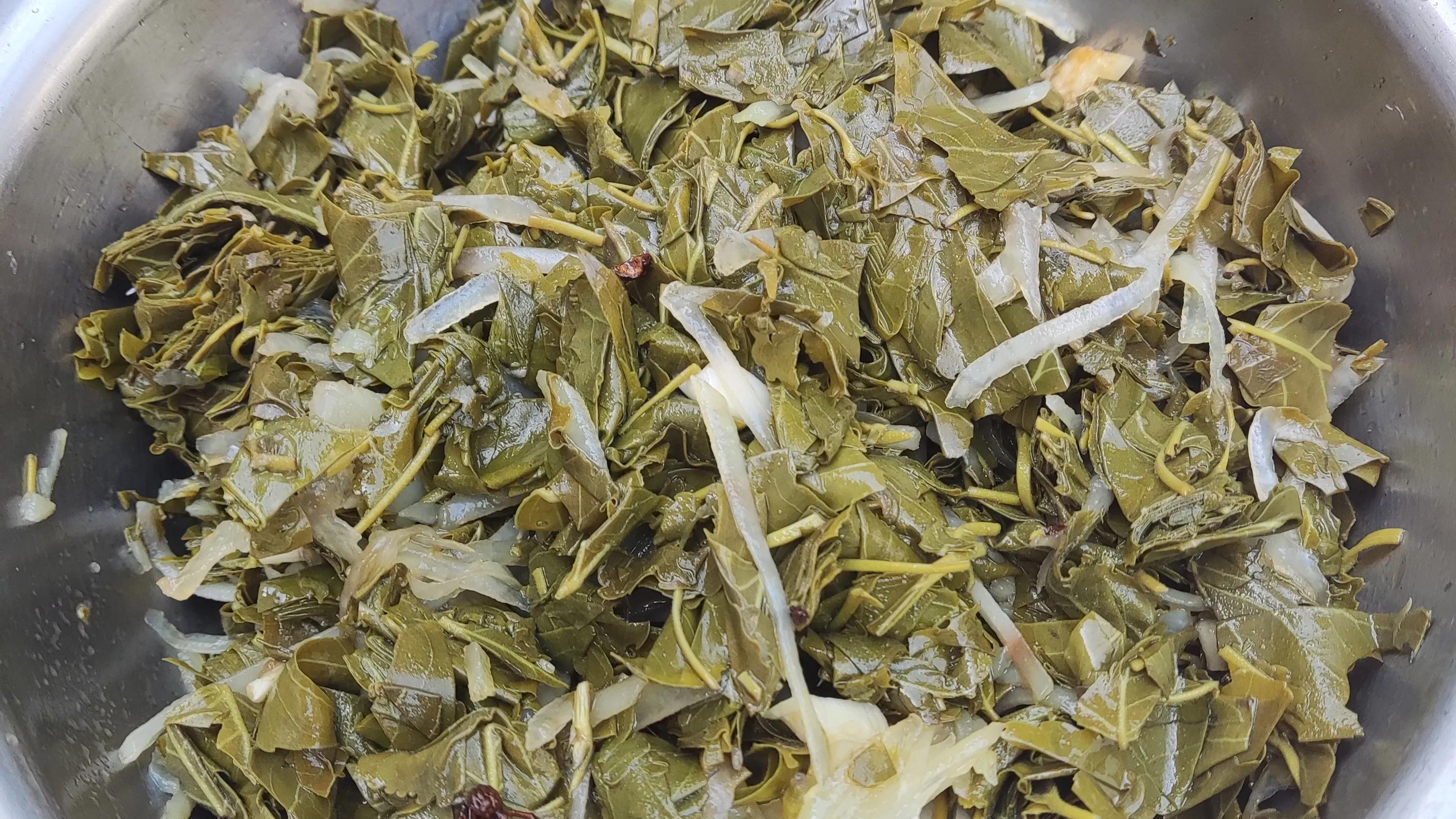 杨树叶子拌什么好吃,杨树叶可以直接凉拌吃吗