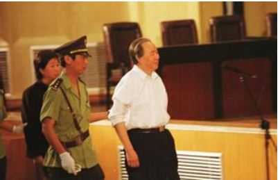 300元白手起家，用罐头换飞机赚1个亿，最后沦为中国第一*子骗**