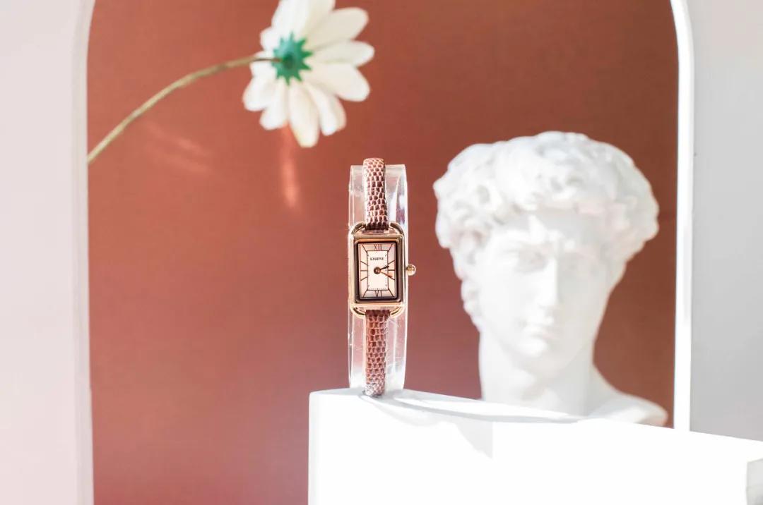 送这被夸有品位！三吉彩花同款腕表，女友戴了爱不释手