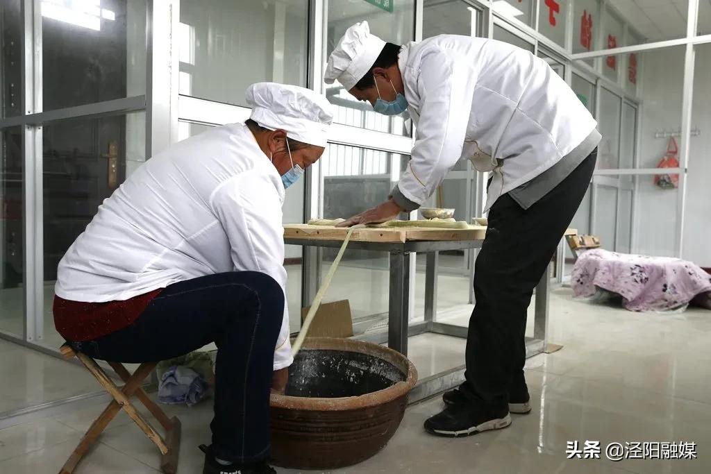 万条“银丝”挂起来!满满的泾阳好味道…