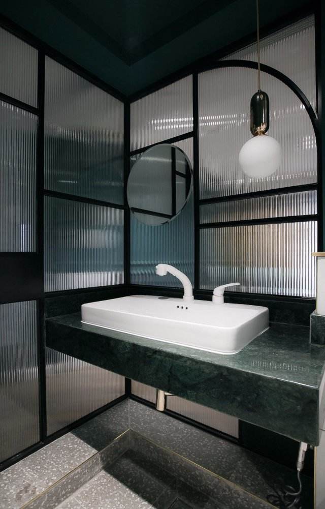 长虹玻璃做出来的阳台隔断效果,长虹玻璃嵌入墙体增加采光