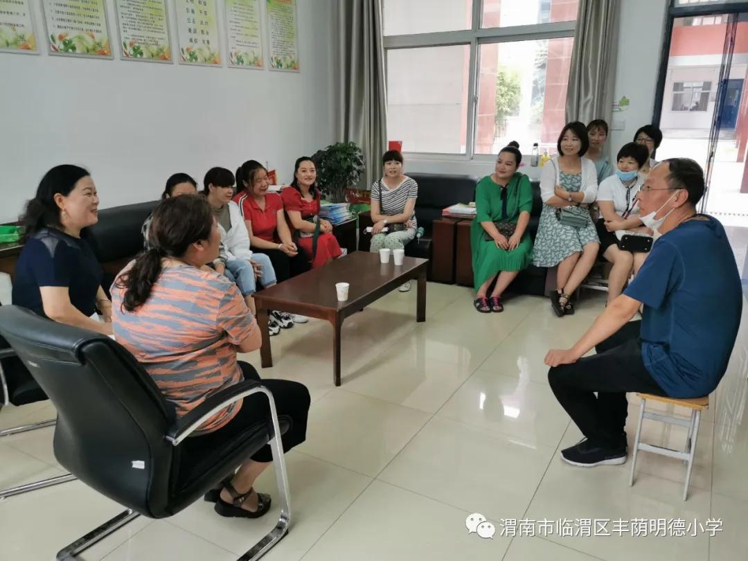 丰荫明德小学优秀教师,黄龙学校丹心育桃李家长送锦旗