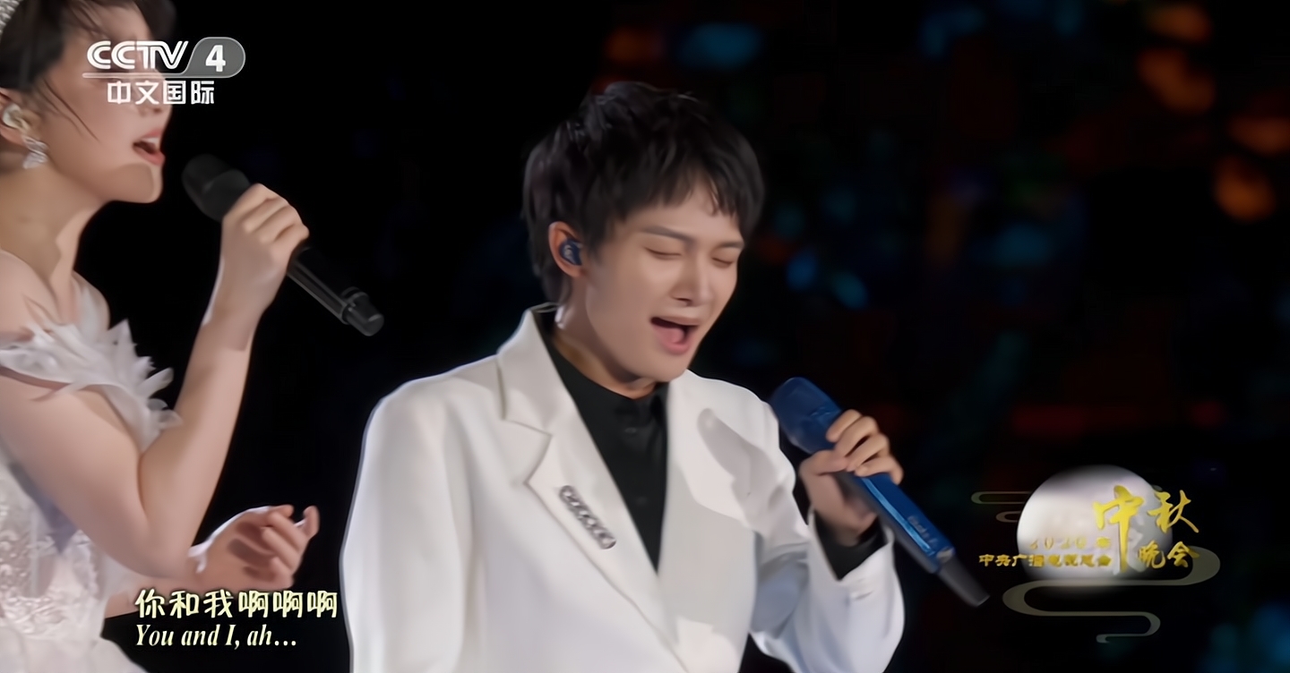 中秋晚会萨顶顶和周深的左手指月,萨顶顶和周深在综艺节目合唱