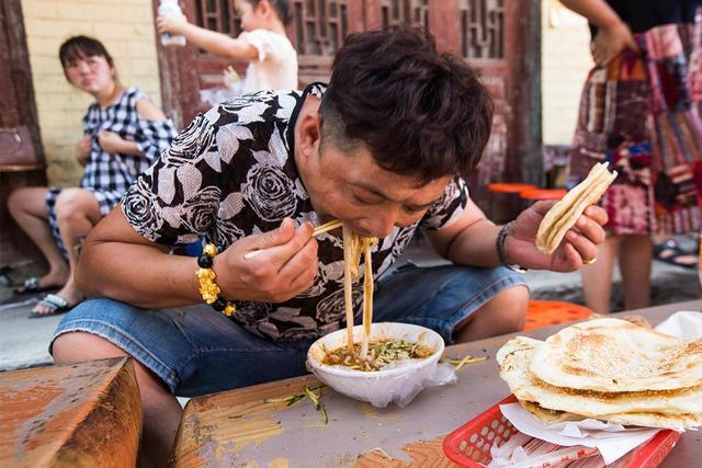 肚子咕咕叫放屁多臭拉稀什么症状,肚子咕咕叫放屁多吃什么药能治好