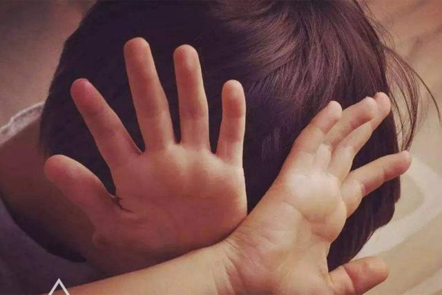 孩子被老师打以后家长的正确做法,娃被人打是告诉老师还是打回去