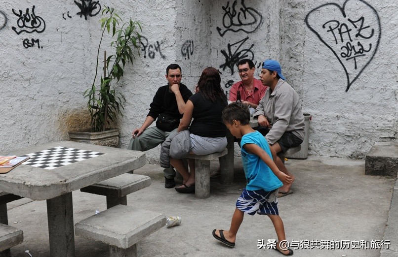 巴西贫民窟真实状况,巴西贫民窟孩子踢球