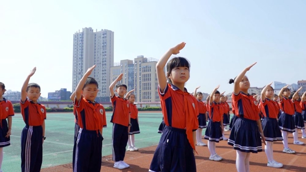 春天的画儿童版一年级下册,童画春天