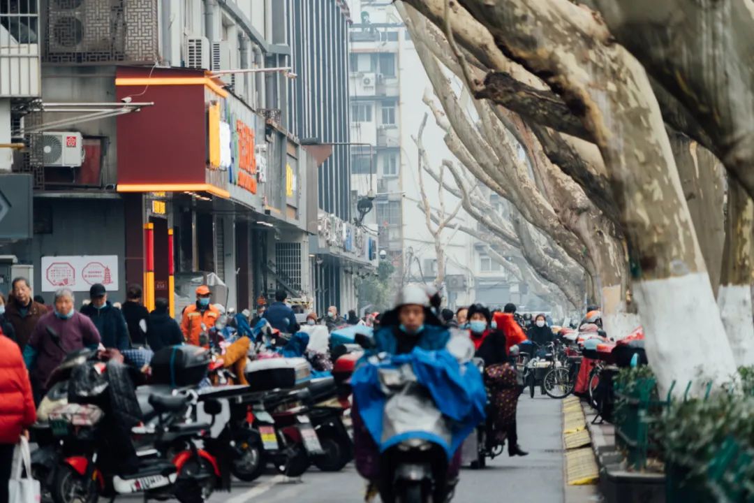 活着的两元店，2块钱能买啥？