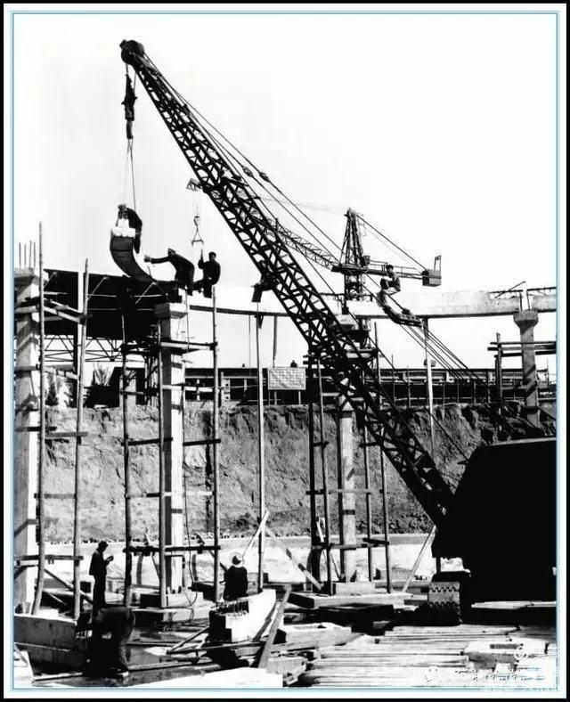 夜爬凤凰岭,雪落鸡冠山