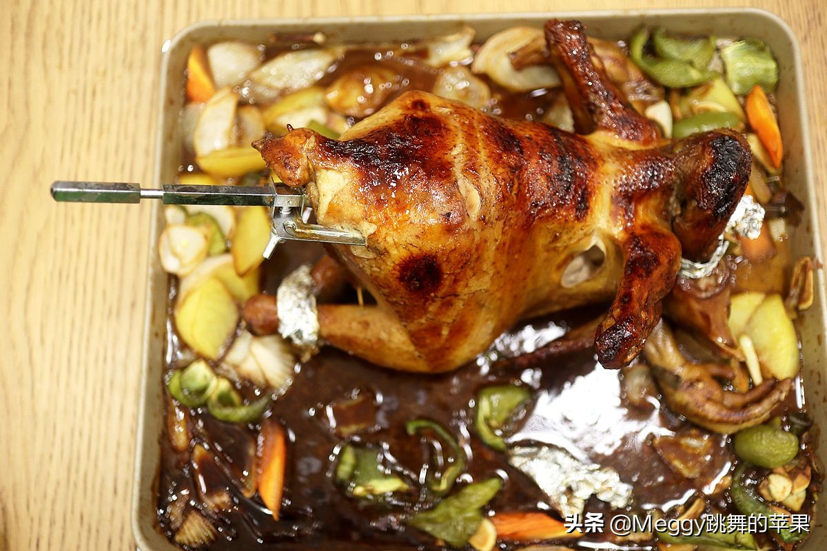 炭火烤全鸡怎么烤出外酥里嫩,焖烤全鸡也是一道杠杠的硬菜