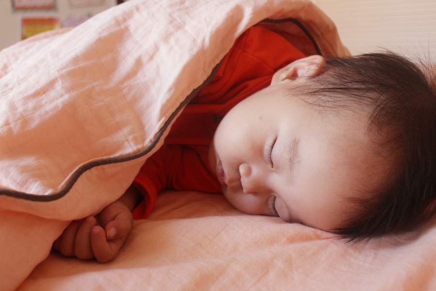 家有爱出汗的宝宝，造作双层纱织四件套透气+舒适，安睡整晚