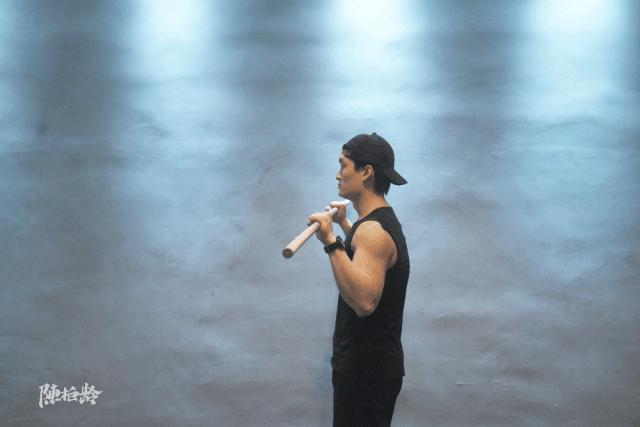 圆肩矫正动画,圆肩体态矫正训练