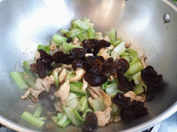 这道菜要常吃美容养颜少女感满满,女生必备的补血养颜的菜