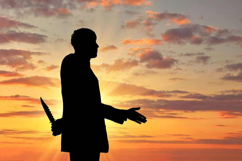 完全信任一个人的时候却换来背叛,一个曾经背叛过你的人还能信任吗